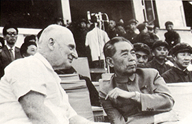 1970年周總理與艾黎在北京工人體育館交談