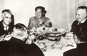 1960年路易·艾黎陪同斯諾在毛澤東家作客